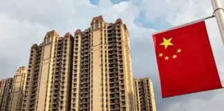 Conjunto de prédios e bandeira da China