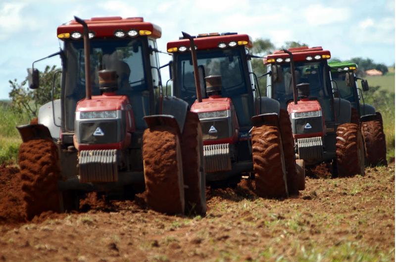 A Importância dos Tratores e Colheitadeiras na Agricultura